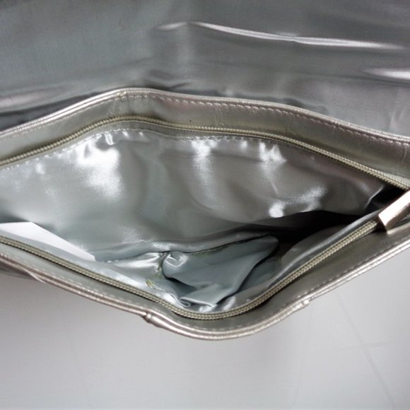 💗 3/$25 Silver wristlet purse - Picture 4 of 4